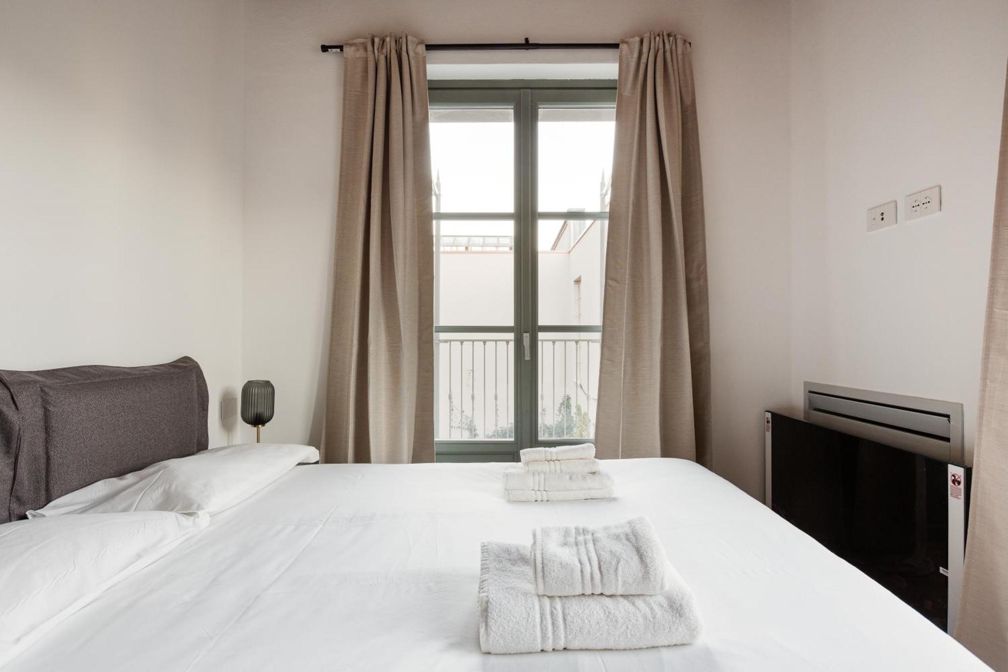 Modern In With Balcony Milán