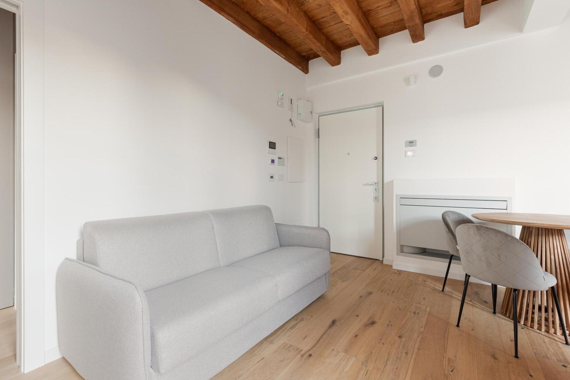 Modern In With Balcony Milán
